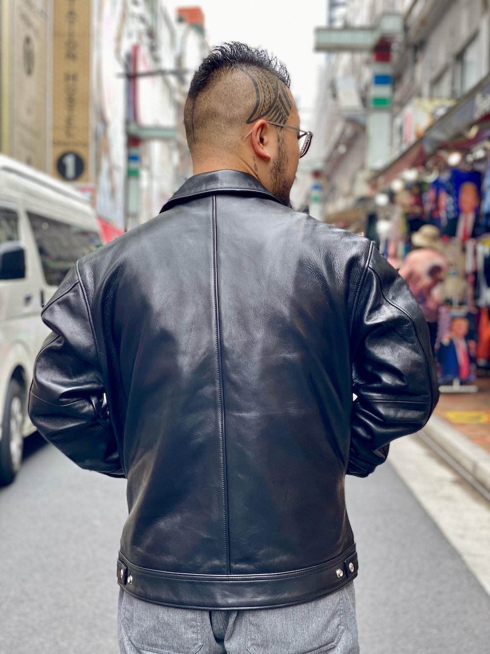 「大人カジュアル、秋のコーデ、AVIREX、ootd、オーバーオール、いいね、save、フォローお願いします🤑、おしゃれさんと繋がりたい、レザー、ライダース、SCHOTT」｜「schottのSchott/ショット/LEATHER TRACKER JACKET/レザートラッカージャケット（ライダースジャケット、ブラック系）」を使った、ᛚᛁᛚᛚᛖ ᛒᛖᚱᛋᛖᚱᚴᚱさん（メンズ・166cm）の秋コーディネートの4枚目の写真
