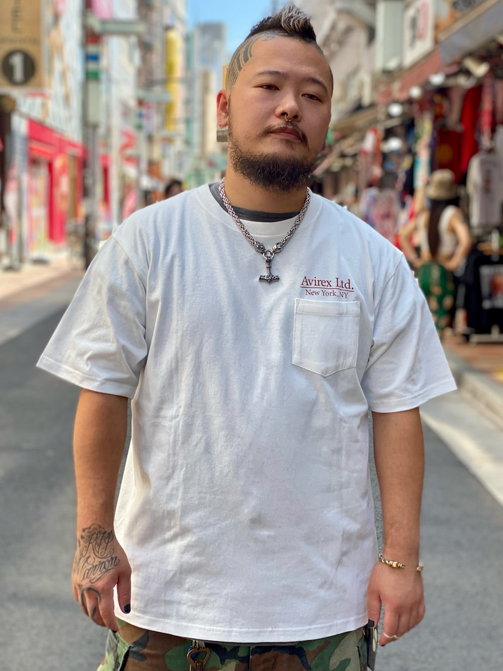 ホワイト系のTシャツ/カットソーを着用したメンズの夏コーディネートの4枚目の写真