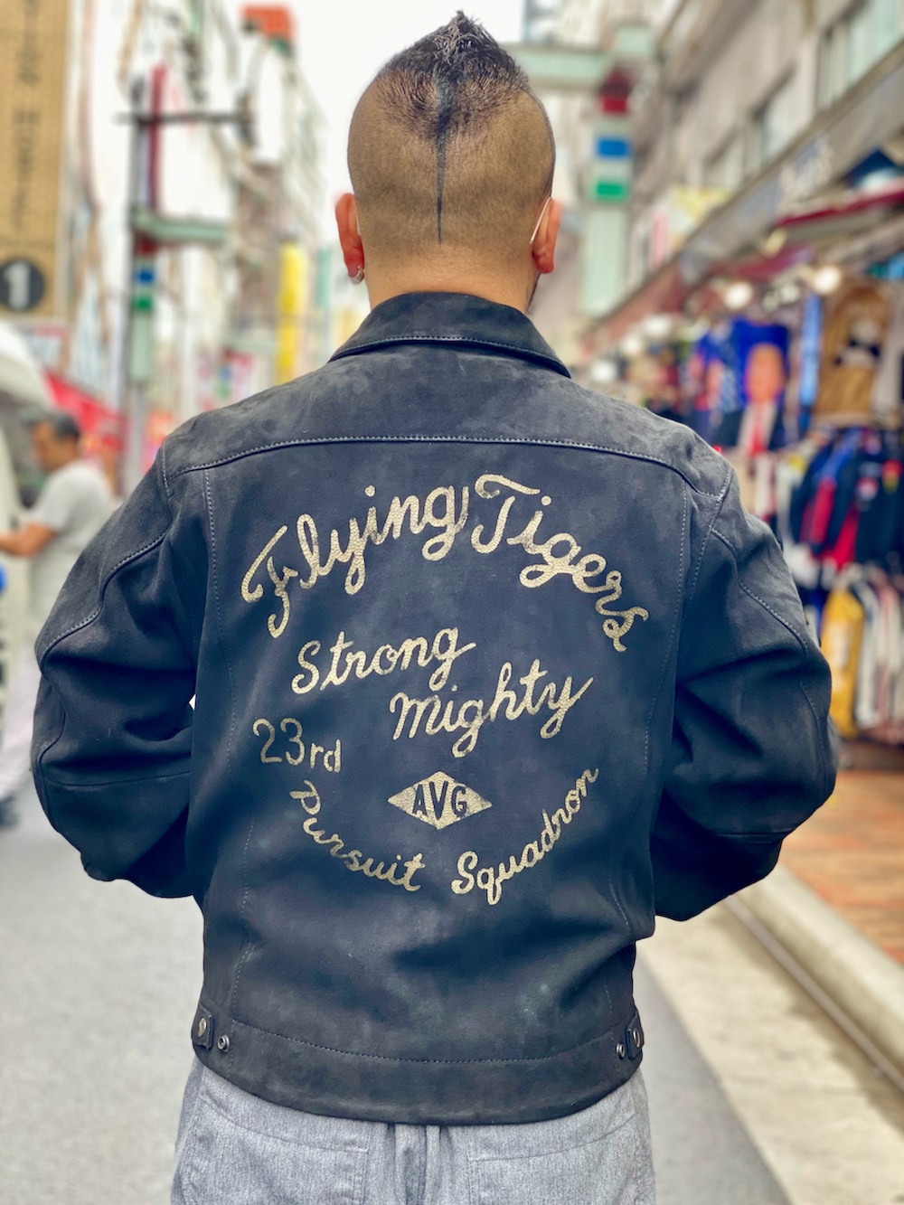 「AVIREX、大人カジュアル、SCHOTT、オーバーオール、レザー、ライダース、ootd、いいね、save、フォローお願いします🤑、おしゃれさんと繋がりたい」｜「AVIREXのAGED SUEDE SOUVENIR JACKET / エイジド スウェード スーベニアジャケット / AVIREX / アヴィレックス（ライダースジャケット、ブラック系）」を使った、ᛚᛁᛚᛚᛖ ᛒᛖᚱᛋᛖᚱᚴᚱさん（メンズ・166cm）の秋コーディネートの4枚目の写真