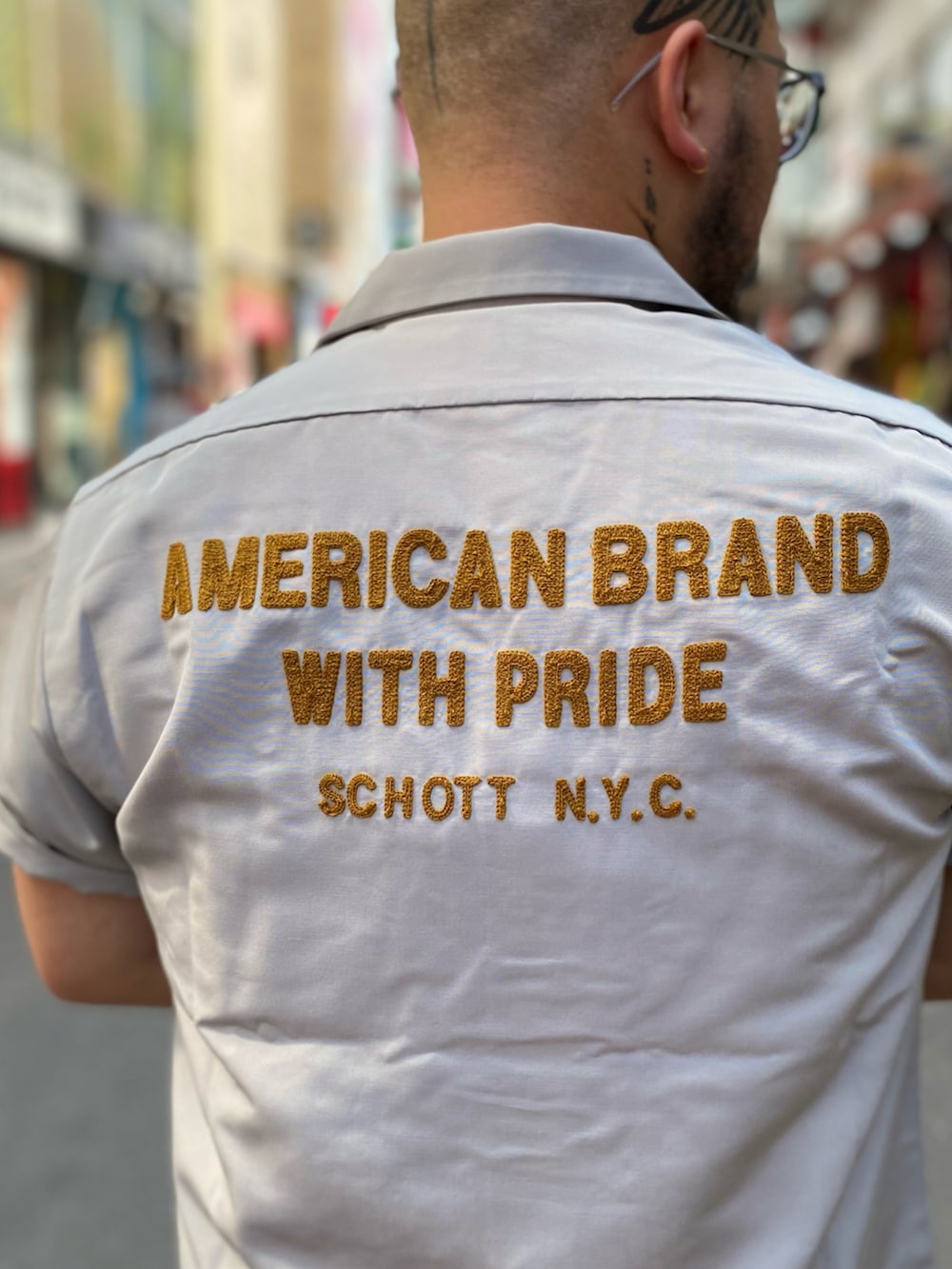 グレー系のシャツ/ブラウス、ブラウン系のカーゴパンツを着用したメンズの夏コーディネートの4枚目の写真