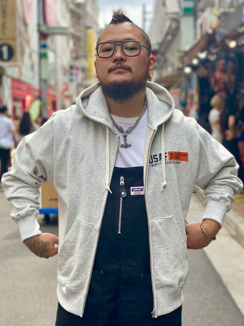 グレー系のパーカー、ブラック系のサロペット/オーバーオールを着用したメンズの秋コーディネートの2枚目の写真