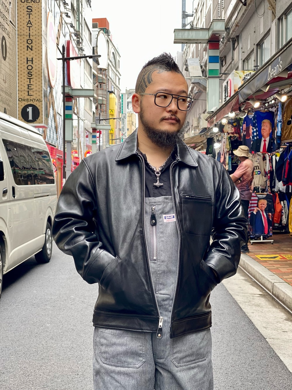 「大人カジュアル、秋のコーデ、AVIREX、ootd、オーバーオール、いいね、save、フォローお願いします🤑、おしゃれさんと繋がりたい、レザー、ライダース、SCHOTT」｜「schottのSchott/ショット/LEATHER TRACKER JACKET/レザートラッカージャケット（ライダースジャケット、ブラック系）」を使った、ᛚᛁᛚᛚᛖ ᛒᛖᚱᛋᛖᚱᚴᚱさん（メンズ・166cm）の秋コーディネートの2枚目の写真