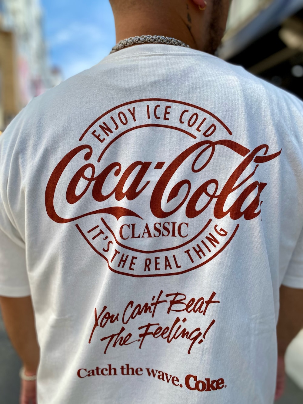 ホワイト系のTシャツ/カットソーを着用したメンズの夏コーディネートの5枚目の写真