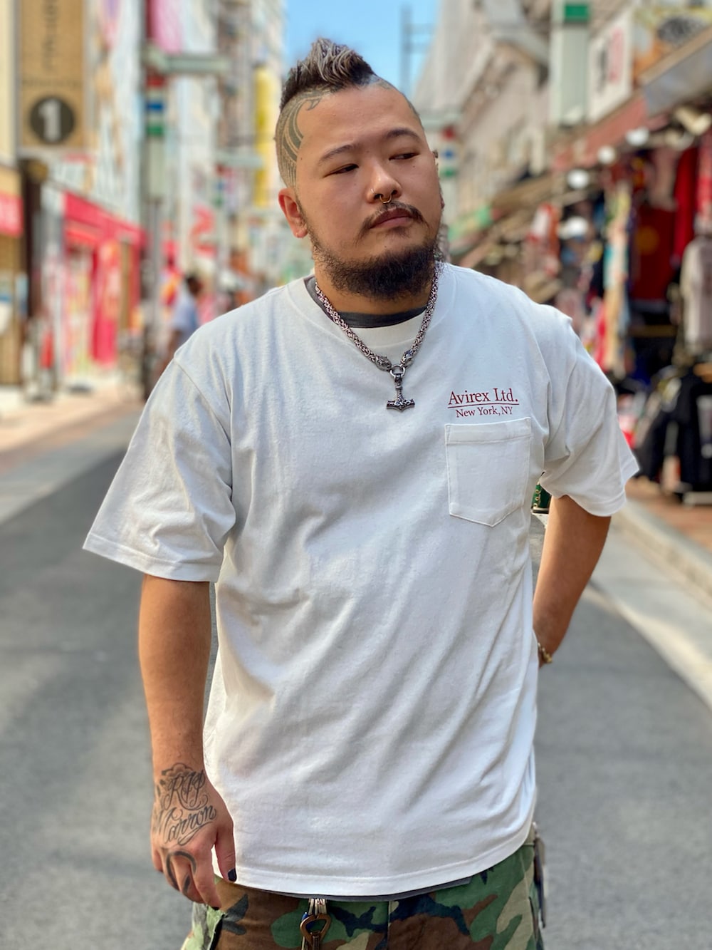 ホワイト系のTシャツ/カットソーを着用したメンズの夏コーディネートの2枚目の写真