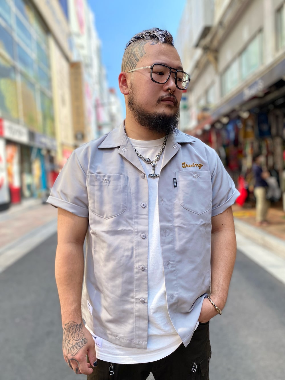 グレー系のシャツ/ブラウス、ブラウン系のカーゴパンツを着用したメンズの夏コーディネートの3枚目の写真