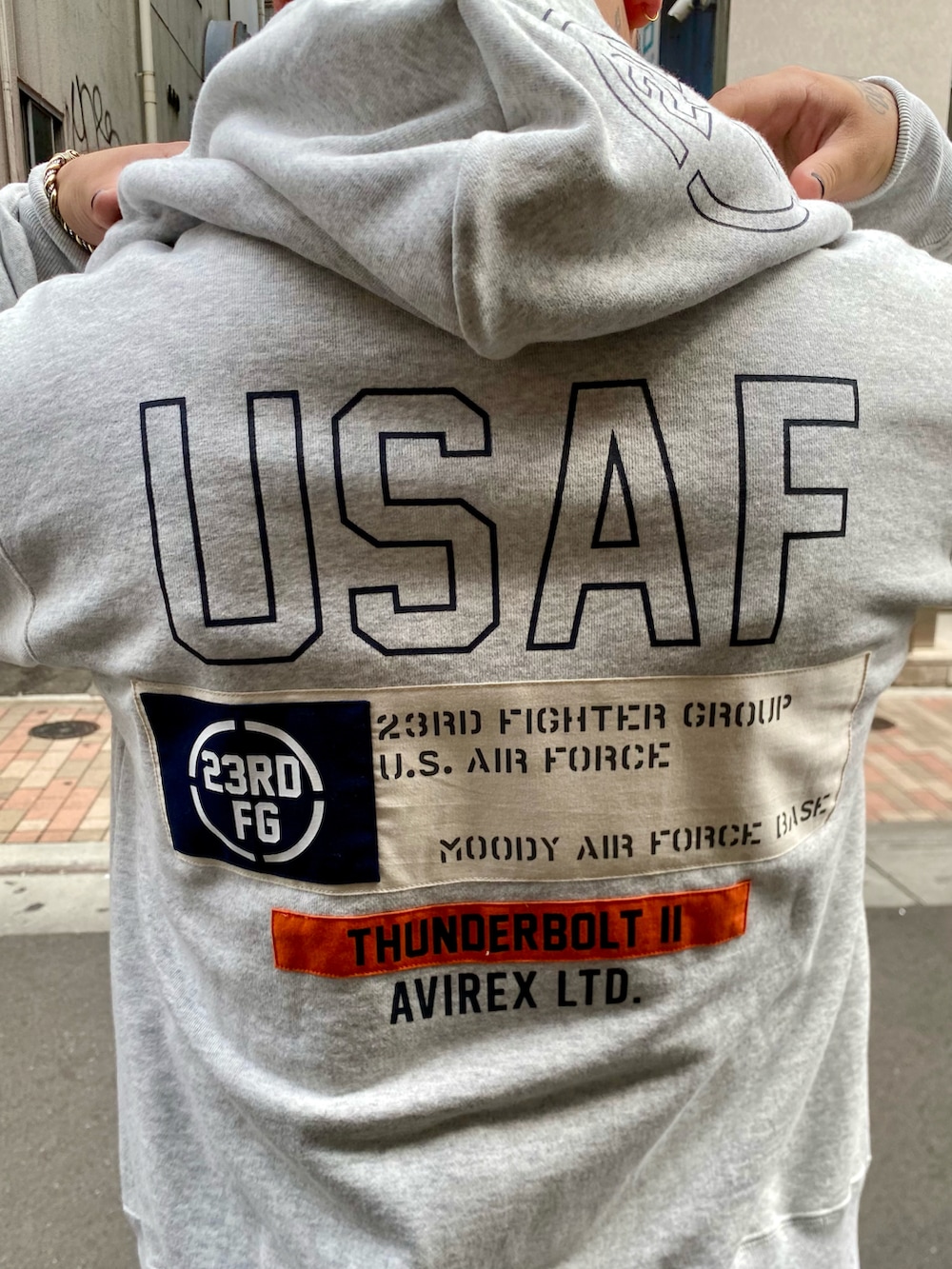 グレー系のパーカー、ブラック系のサロペット/オーバーオールを着用したメンズの秋コーディネートの3枚目の写真