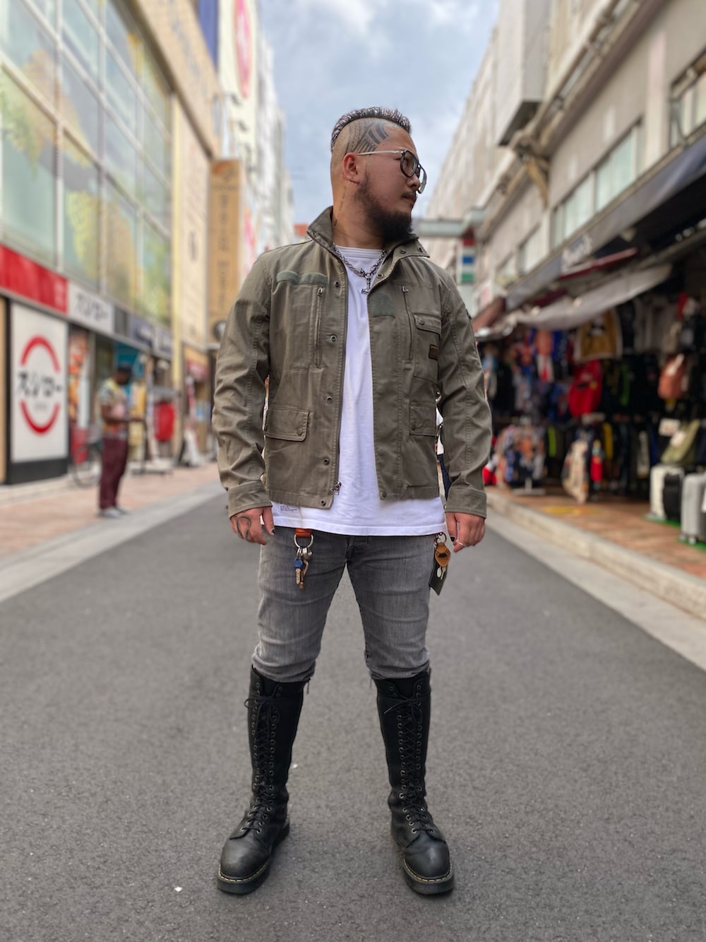 「シャツスタイル、AVIREX、ootd、オトナカジュアル、大人カジュアル、カーキ、いいね、save、フォローお願いします🤑、おしゃれさんと繋がりたい」｜「AVIREXのF-2 MOD JACKET / F-2 モディファイ ジャケット / AVIREX / アヴィレックス（ミリタリージャケット、グリーン系）」を使った、ᛚᛁᛚᛚᛖ ᛒᛖᚱᛋᛖᚱᚴᚱさん（メンズ・166cm）の夏コーディネートの2枚目の写真