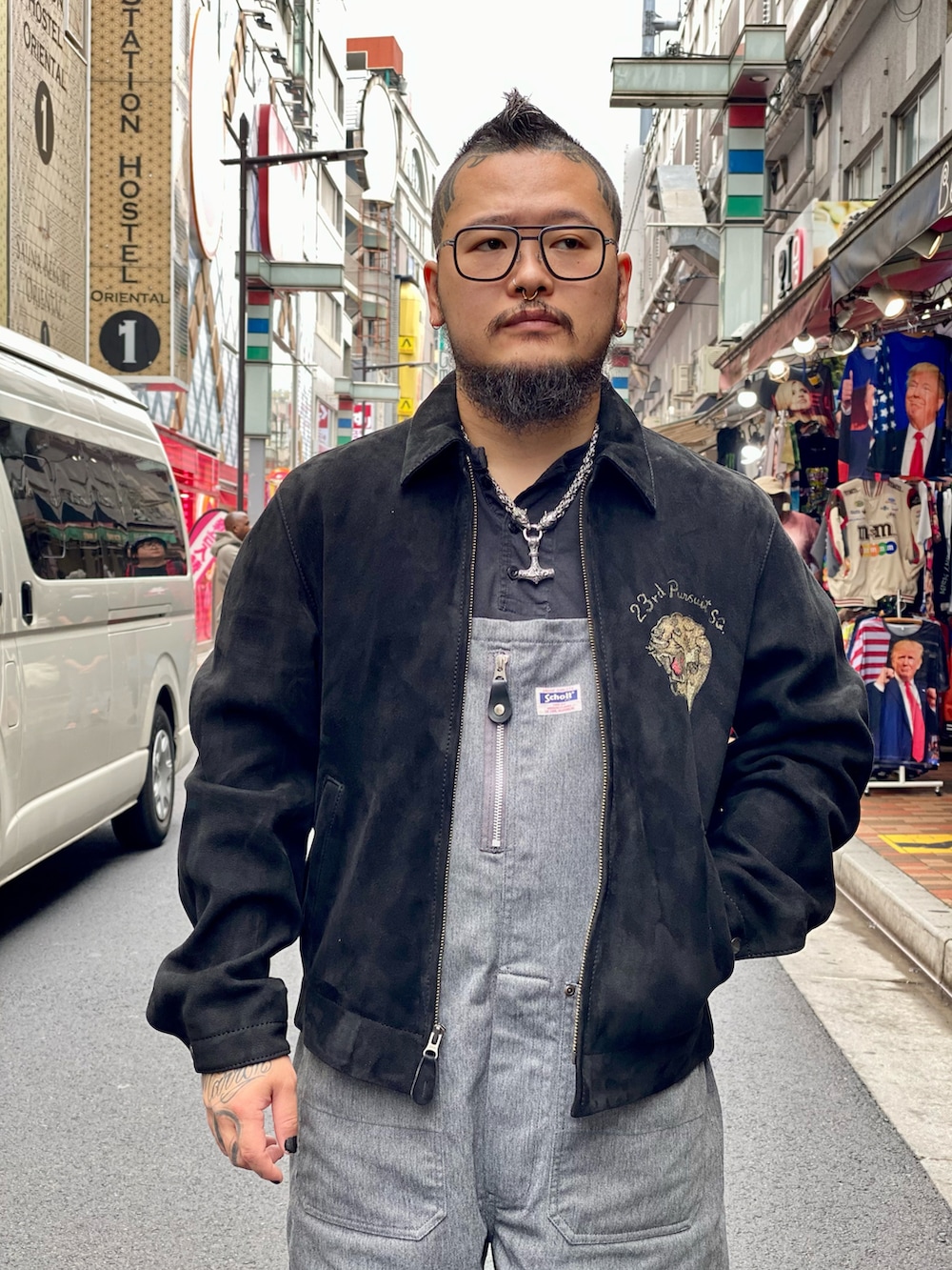 「AVIREX、大人カジュアル、SCHOTT、オーバーオール、レザー、ライダース、ootd、いいね、save、フォローお願いします🤑、おしゃれさんと繋がりたい」｜「AVIREXのAGED SUEDE SOUVENIR JACKET / エイジド スウェード スーベニアジャケット / AVIREX / アヴィレックス（ライダースジャケット、ブラック系）」を使った、ᛚᛁᛚᛚᛖ ᛒᛖᚱᛋᛖᚱᚴᚱさん（メンズ・166cm）の秋コーディネートの2枚目の写真