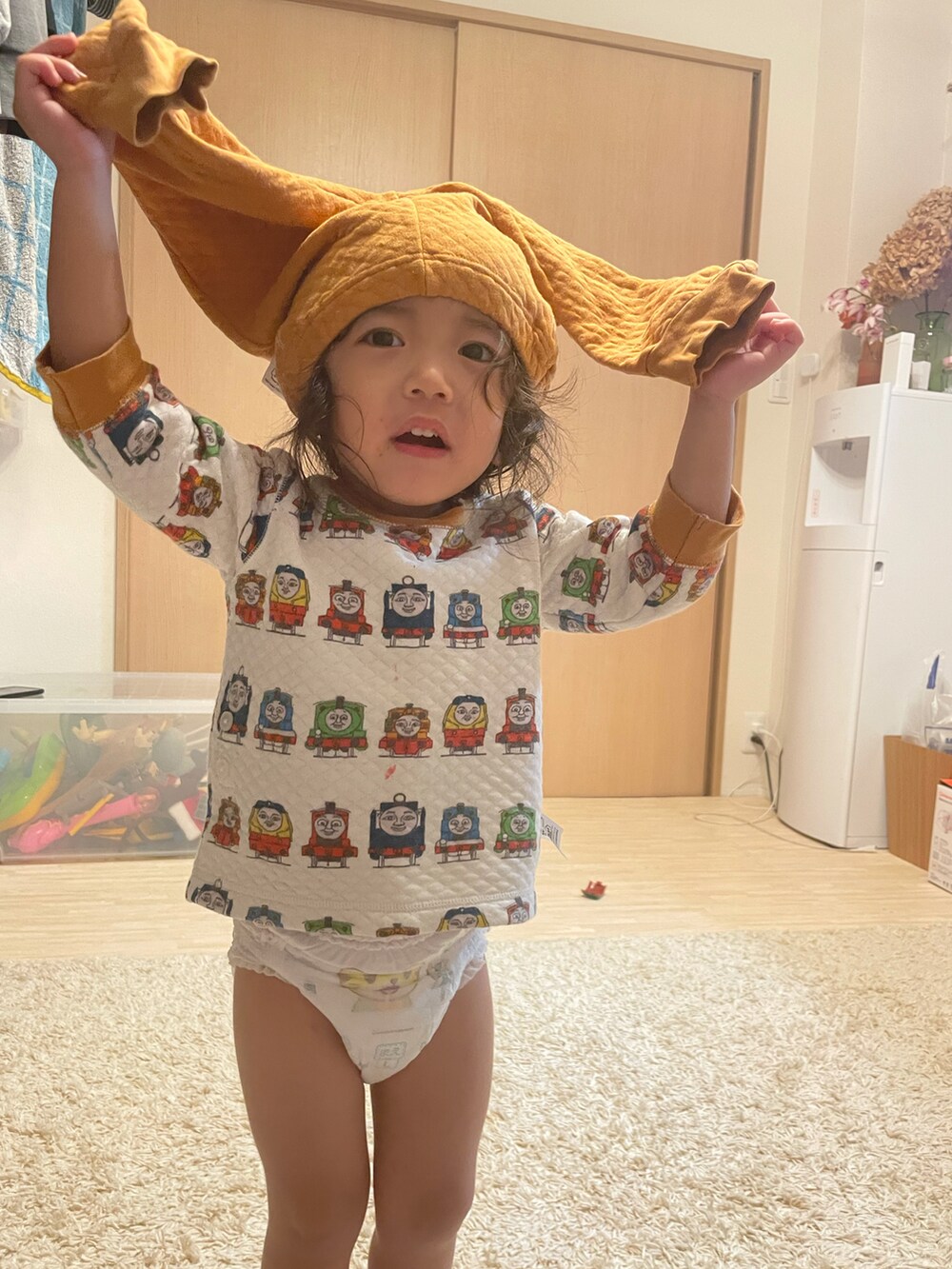 オレンジ系のルームウェア/パジャマを着用したキッズの冬コーディネートの2枚目の写真