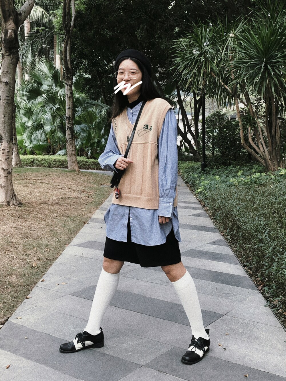 ブルー系のシャツ/ブラウスを着用したレディースの冬コーディネートの2枚目の写真