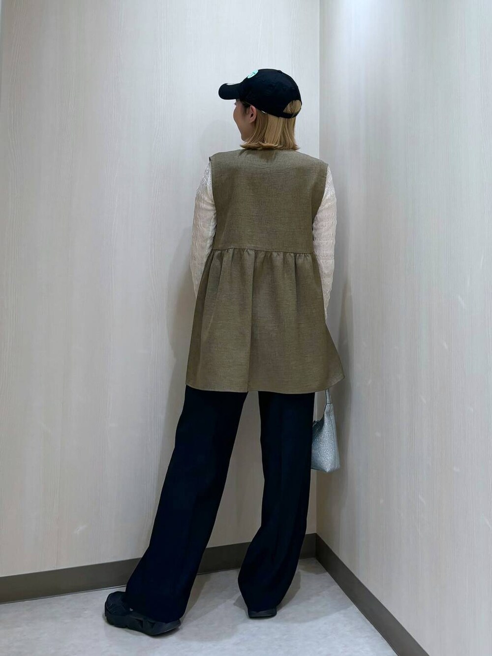 「カジュアル、差し色コーデ、個性派、ローリーズスタイル_LOWRYS FARM、LOWRYS FARM、大人女子カジュアル_LOWRYS FARM、ベスト、キャップ、ワイドパンツ」｜「LOWRYS FARMのカットフリルパンツ　110365（その他パンツ、ホワイト系）」を使った、おかゆ❤︎彡さん（レディース・158cm）の春コーディネートの3枚目の写真