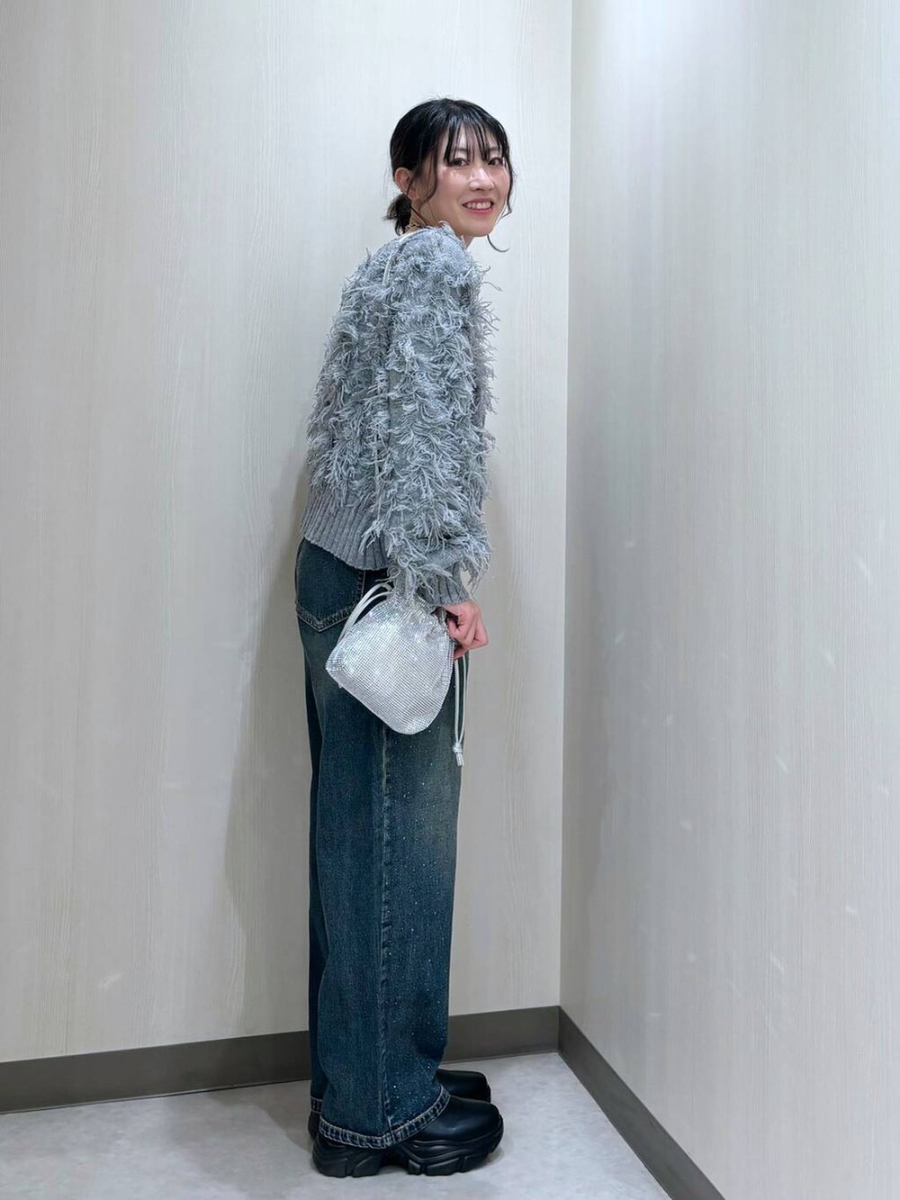 「カジュアル、差し色コーデ、個性派、ローリーズスタイル_LOWRYS FARM、LOWRYS FARM、大人女子カジュアル_LOWRYS FARM、カーディガン」｜「LOWRYS FARMのビジューデニムパンツ　115247（デニムパンツ、ブルー系）」を使った、おかゆ❤︎彡さん（レディース・158cm）の冬コーディネートの2枚目の写真