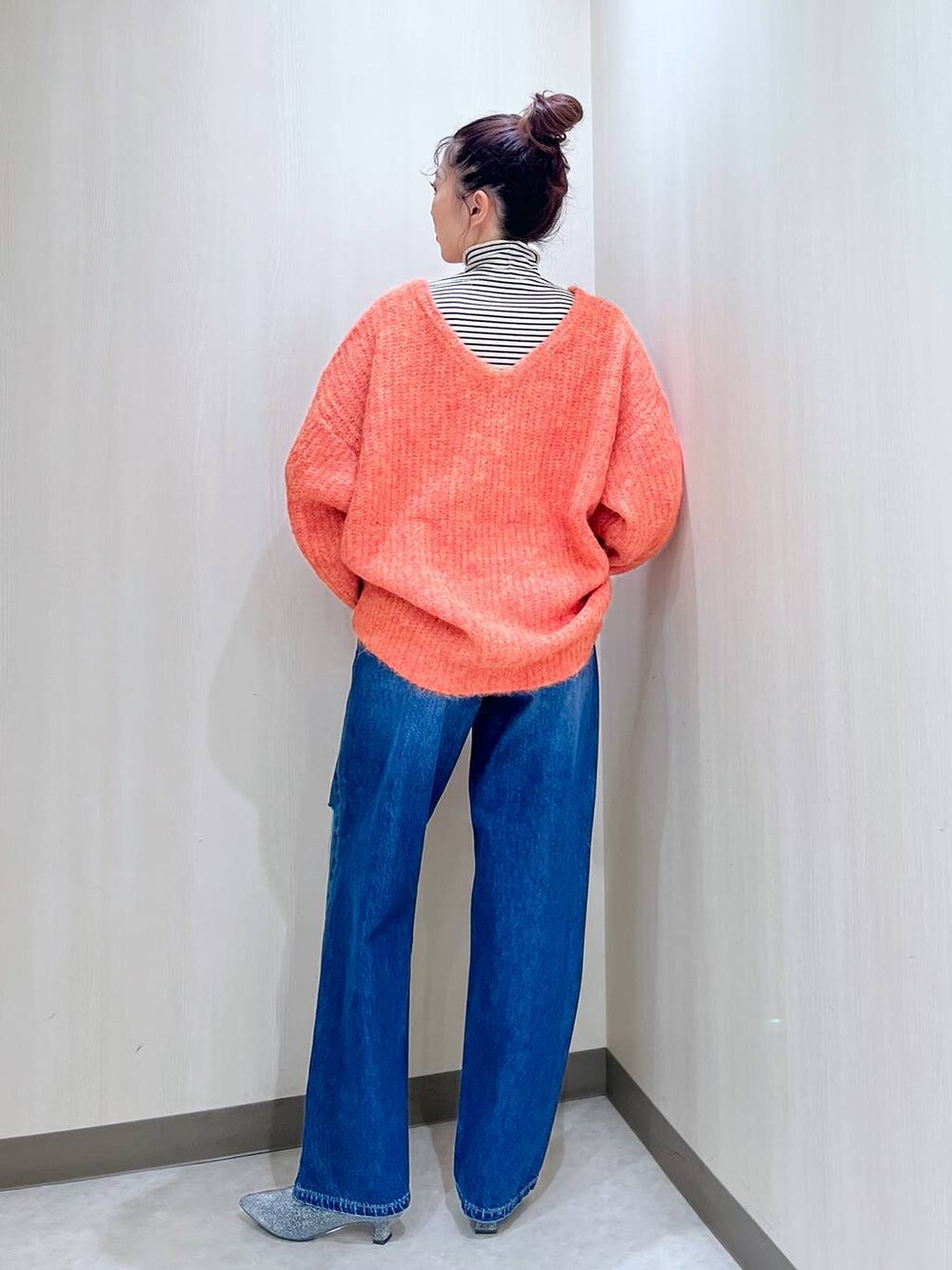 「カジュアル、差し色コーデ、個性派、ローリーズスタイル_LOWRYS FARM、LOWRYS FARM、大人女子カジュアル_LOWRYS FARM、デニムパンツ、ニット、ブーツ」|「LOWRYS FARMのボーダータートル 167936(Tシャツ/カットソー、ホワイト系)」を使った、おかゆ❤︎彡さん(レディース・158cm)の秋コーディネートの3枚目の写真