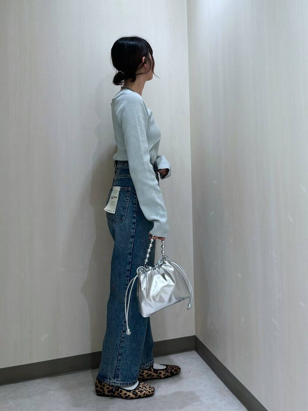 「カジュアル、差し色コーデ、個性派、ローリーズスタイル_LOWRYS FARM、大人女子カジュアル_LOWRYS FARM、骨格ナチュラル、LOWRYS FARM、春コーデ」｜「LOWRYS FARMのＣＯＮＥ／アシメデニムパンツ 252606（デニムパンツ、ブルー系）」を使った、おかゆ❤︎彡さん（レディース・158cm）の冬コーディネートの2枚目の写真