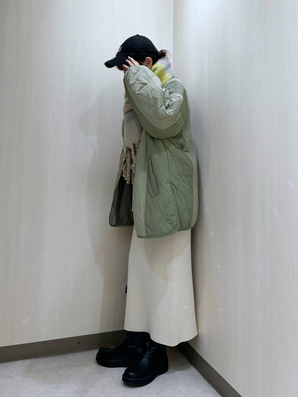 「カジュアル、差し色コーデ、個性派、ローリーズスタイル_LOWRYS FARM、LOWRYS FARM、大人女子カジュアル_LOWRYS FARM、冬コーデ、ストール、マフラー、スウェット、スカート、ブーツ、アウター、キャップ、スポーティ」|「LOWRYS FARMの2ポケミニショルダーBAG 171119(ショルダーバッグ、ブラック系)」を使った、おかゆ❤︎彡さん(レディース・158cm)の秋コーディネートの4枚目の写真