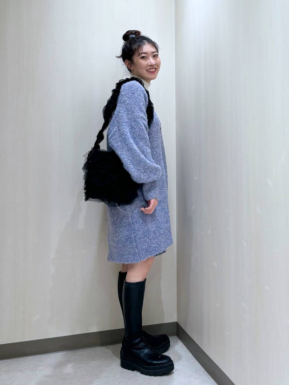 「カジュアル、差し色コーデ、個性派、ローリーズスタイル_LOWRYS FARM、LOWRYS FARM、大人女子カジュアル_LOWRYS FARM、ワンピース、ニット、ブーツ、ショートパンツ」|「LOWRYS FARMのストレッチロングブーツ 163867(ブーツ、ブラック系)」を使った、おかゆ❤︎彡さん(レディース・158cm)の冬コーディネートの2枚目の写真