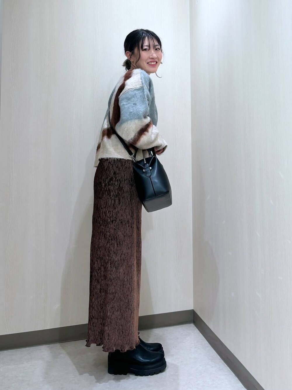 「カジュアル、差し色コーデ、個性派、ローリーズスタイル_LOWRYS FARM、LOWRYS FARM、大人女子カジュアル_LOWRYS FARM、ニット、スカート」｜「LOWRYS FARMのニュアンスガラニットＰＯＬＳ 133799（ニット/セーター、ホワイト系）」を使った、おかゆ❤︎彡さん（レディース・158cm）の冬コーディネートの2枚目の写真