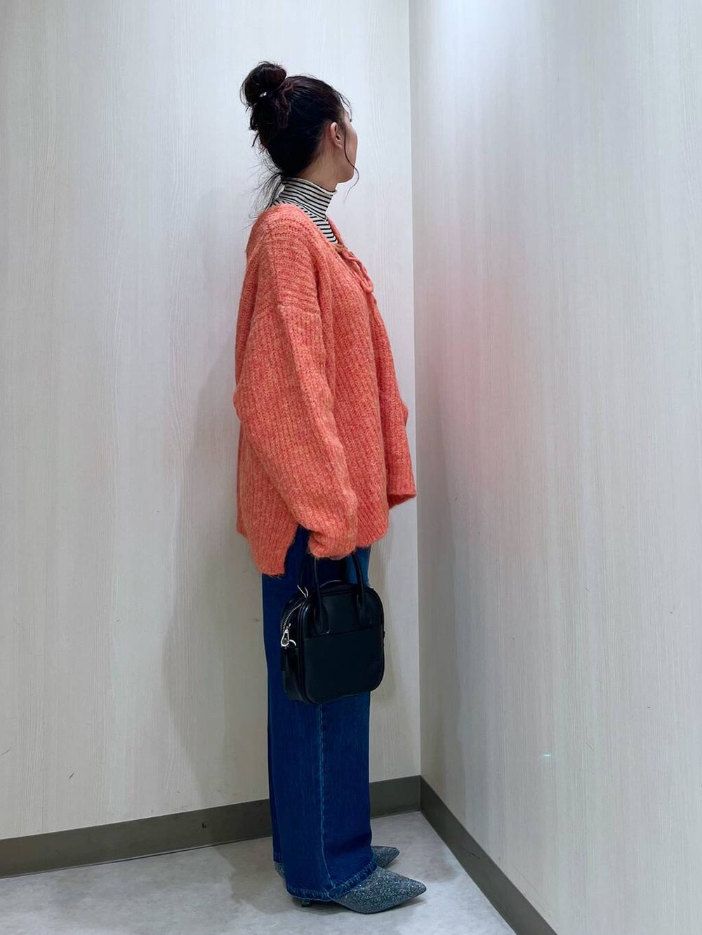 「カジュアル、差し色コーデ、個性派、ローリーズスタイル_LOWRYS FARM、LOWRYS FARM、大人女子カジュアル_LOWRYS FARM、デニムパンツ、ニット、ブーツ」|「LOWRYS FARMのボーダータートル 167936(Tシャツ/カットソー、ホワイト系)」を使った、おかゆ❤︎彡さん(レディース・158cm)の秋コーディネートの2枚目の写真