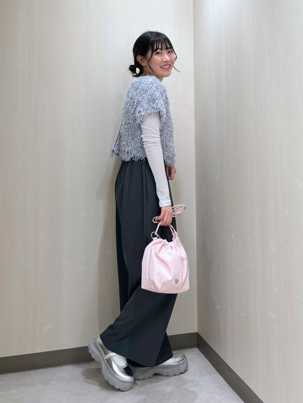 「カジュアル、差し色コーデ、個性派、ローリーズスタイル_LOWRYS FARM、大人女子カジュアル_LOWRYS FARM、骨格ナチュラル、LOWRYS FARM、カーディガン、ワイドパンツ」｜「LOWRYS FARMのＬＦリングツキキンチャクショルダー 288115（ショルダーバッグ、ピンク系）」を使った、おかゆ❤︎彡さん（レディース・158cm）の冬コーディネートの2枚目の写真