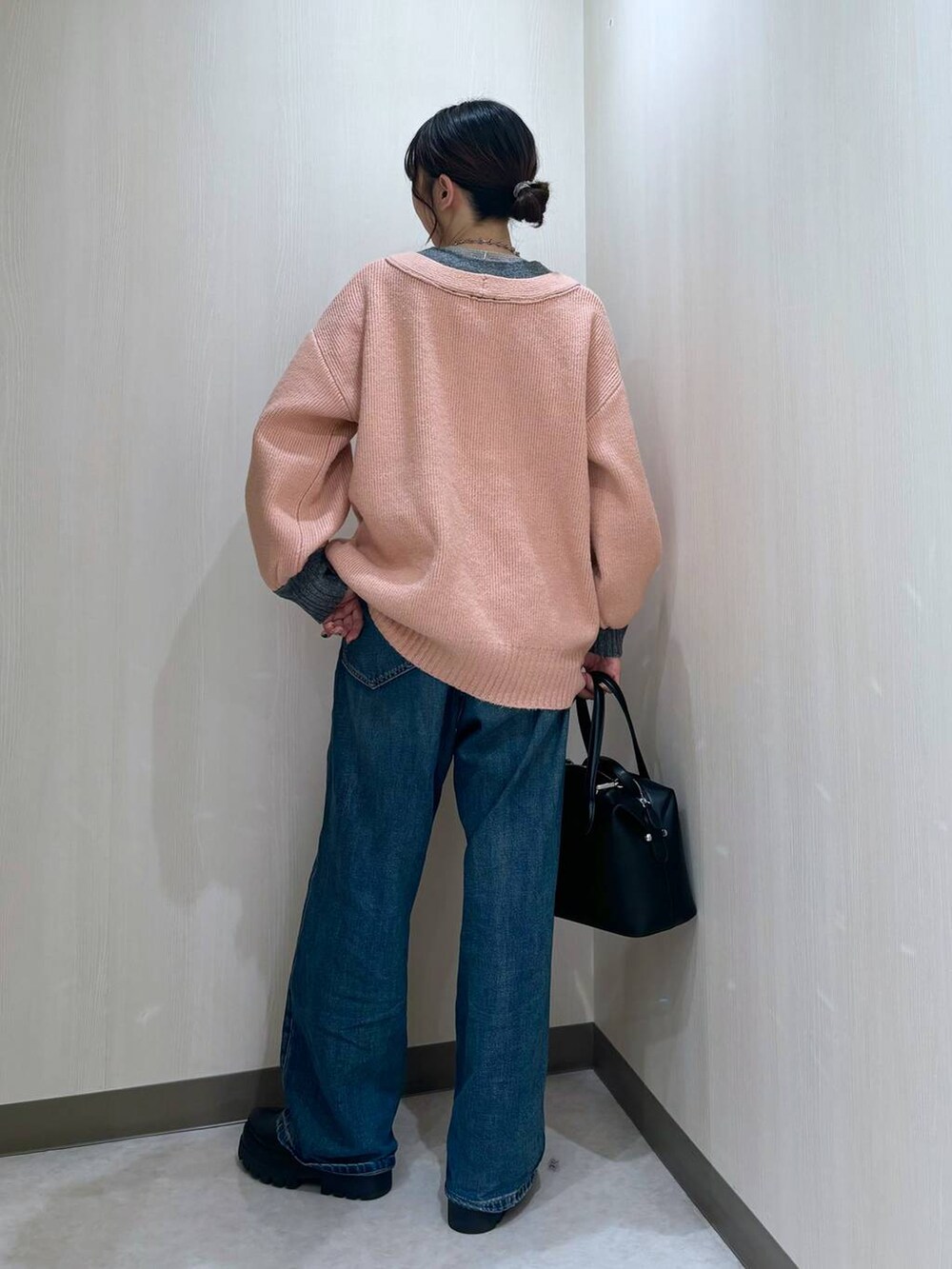 「カジュアル、差し色コーデ、個性派、ローリーズスタイル_LOWRYS FARM、LOWRYS FARM、大人女子カジュアル_LOWRYS FARM、カーディガン、デニムパンツ」｜「LOWRYS FARMのビジューデニムパンツ　115247（デニムパンツ、ブルー系）」を使った、おかゆ❤︎彡さん（レディース・158cm）の冬コーディネートの3枚目の写真