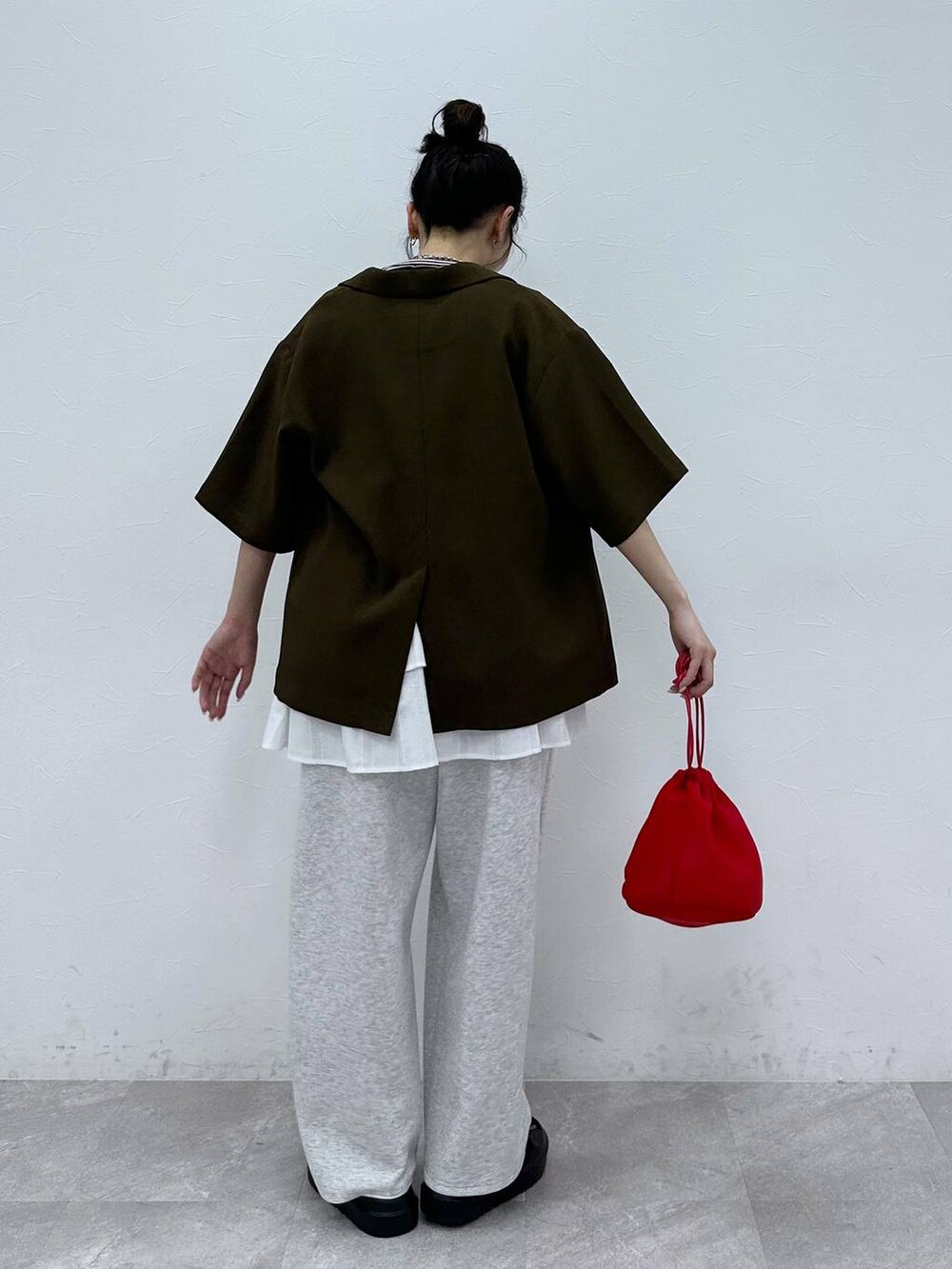 ブルー系のTシャツ/カットソー、ブラウン系のテーラードジャケット、レッド系のショルダーバッグを着用したレディースの夏コーディネートの3枚目の写真