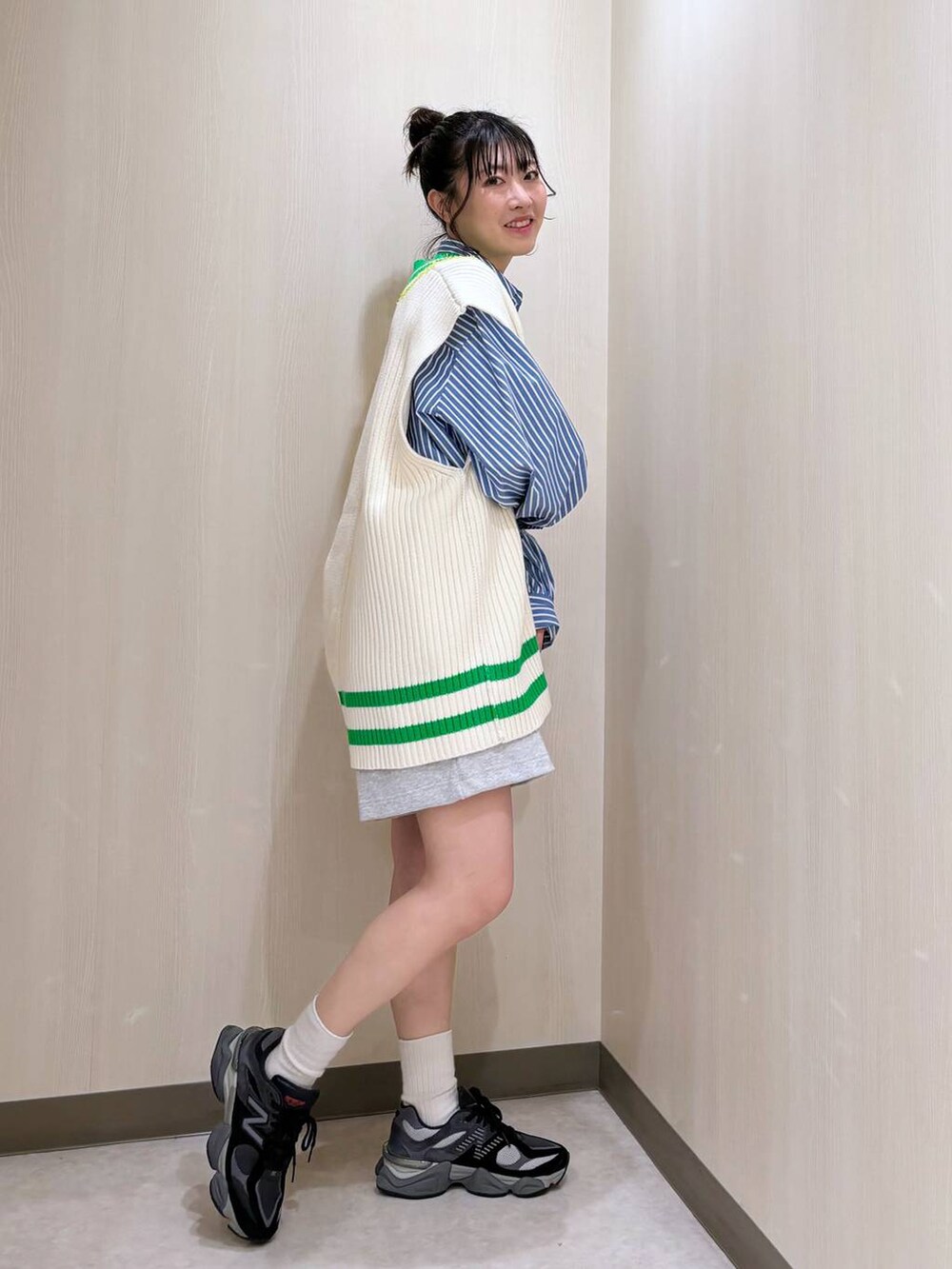 「カジュアル、差し色コーデ、個性派、ローリーズスタイル_LOWRYS FARM、骨格ナチュラル、大人女子カジュアル_LOWRYS FARM、LOWRYS FARM、春コーデ、スポーツミックス」｜「LOWRYS FARMのストライプ２ＷＡYシャツ  251985（シャツ/ブラウス、ブルー系）」を使った、おかゆ❤︎彡さん（レディース・158cm）の冬コーディネートの2枚目の写真