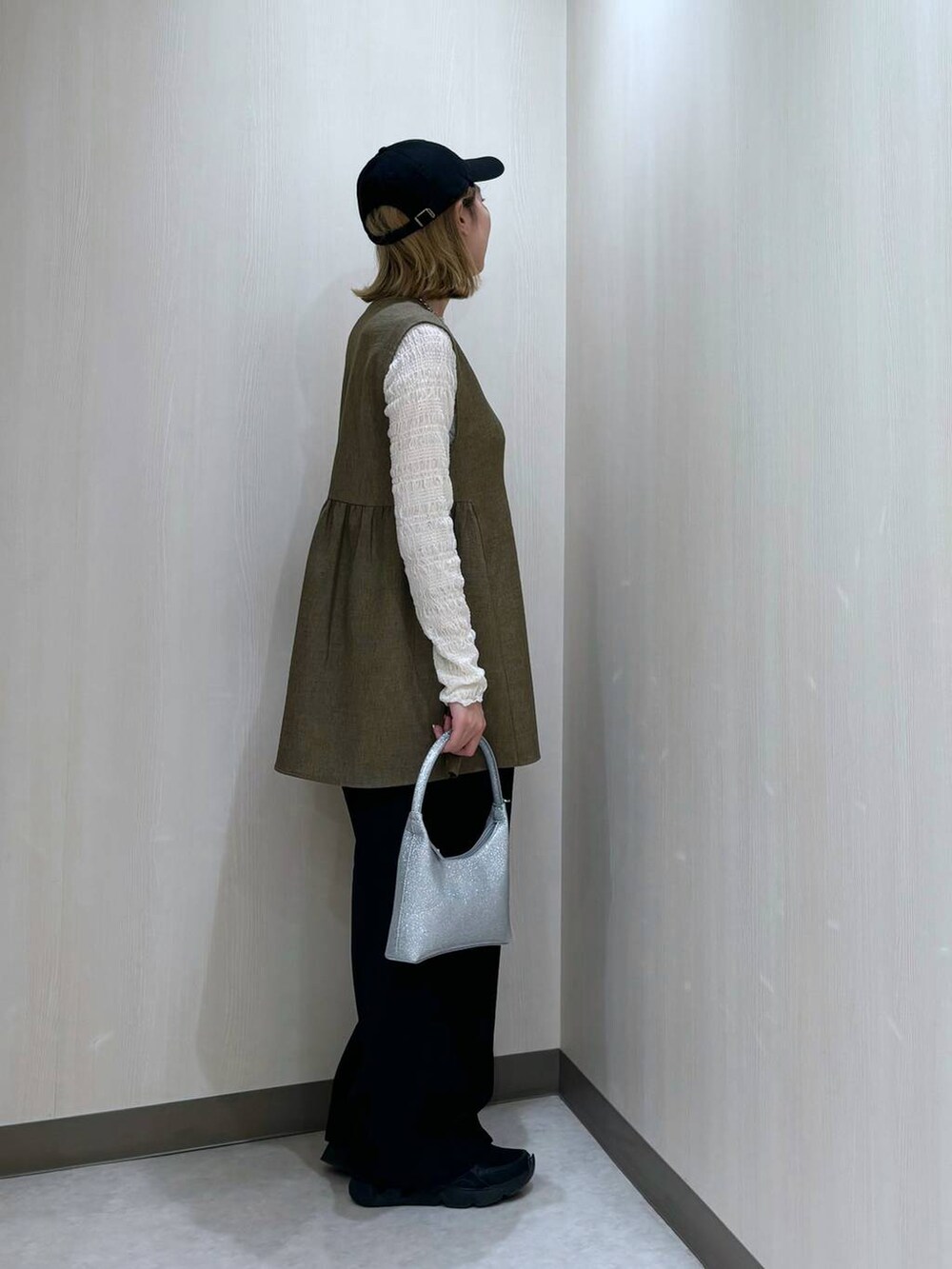 「カジュアル、差し色コーデ、個性派、ローリーズスタイル_LOWRYS FARM、LOWRYS FARM、大人女子カジュアル_LOWRYS FARM、ベスト、キャップ、ワイドパンツ」｜「LOWRYS FARMのカットフリルパンツ　110365（その他パンツ、ホワイト系）」を使った、おかゆ❤︎彡さん（レディース・158cm）の春コーディネートの2枚目の写真