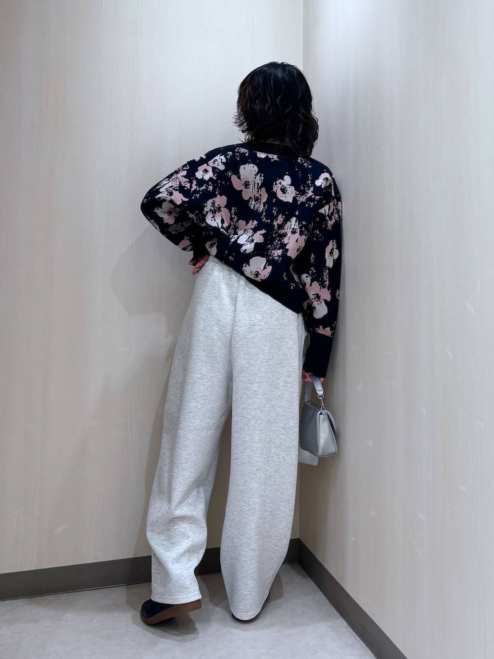 「カジュアル、差し色コーデ、個性派、ローリーズスタイル_LOWRYS FARM、大人女子カジュアル_LOWRYS FARM、骨格ナチュラル、LOWRYS FARM、カーディガン、春コーデ」｜「LOWRYS FARMの２ＳＥＴショルダーＢＡＧ 284413（ショルダーバッグ、シルバー系）」を使った、おかゆ❤︎彡さん（レディース・158cm）の春コーディネートの3枚目の写真