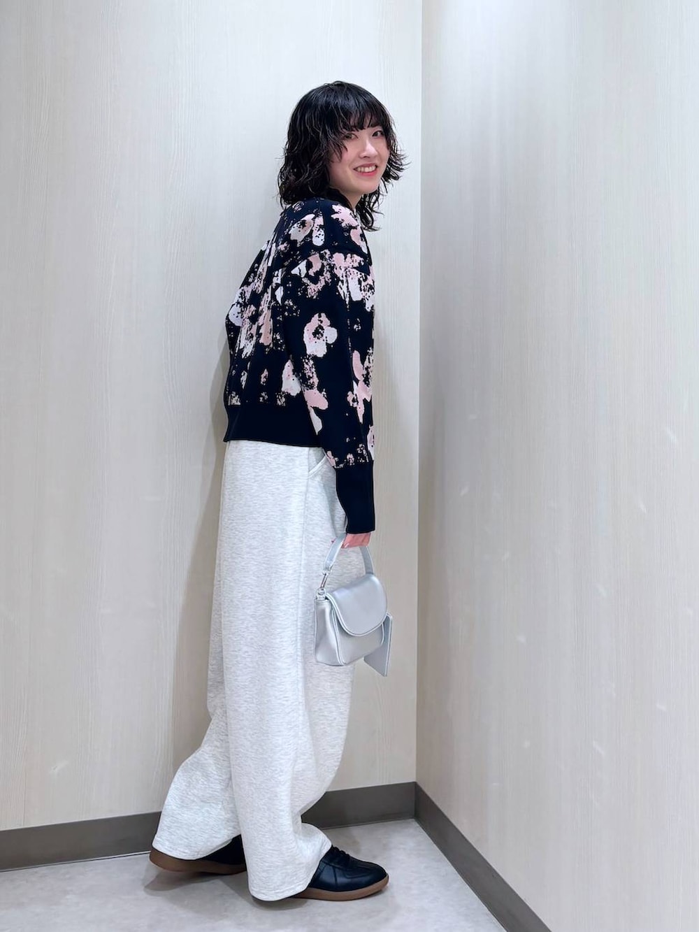 「カジュアル、差し色コーデ、個性派、ローリーズスタイル_LOWRYS FARM、大人女子カジュアル_LOWRYS FARM、骨格ナチュラル、LOWRYS FARM、カーディガン、春コーデ」｜「LOWRYS FARMの２ＳＥＴショルダーＢＡＧ 284413（ショルダーバッグ、シルバー系）」を使った、おかゆ❤︎彡さん（レディース・158cm）の春コーディネートの2枚目の写真