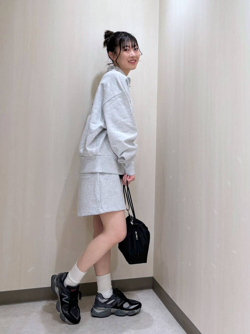 「カジュアル、差し色コーデ、個性派、ローリーズスタイル_LOWRYS FARM、大人女子カジュアル_LOWRYS FARM、骨格ナチュラル、LOWRYS FARM、スポーツミックス、セットアップ」｜「LOWRYS FARMのＬＦリングツキキンチャクショルダー 288115（ショルダーバッグ、ブラック系）」を使った、おかゆ❤︎彡さん（レディース・158cm）の冬コーディネートの2枚目の写真