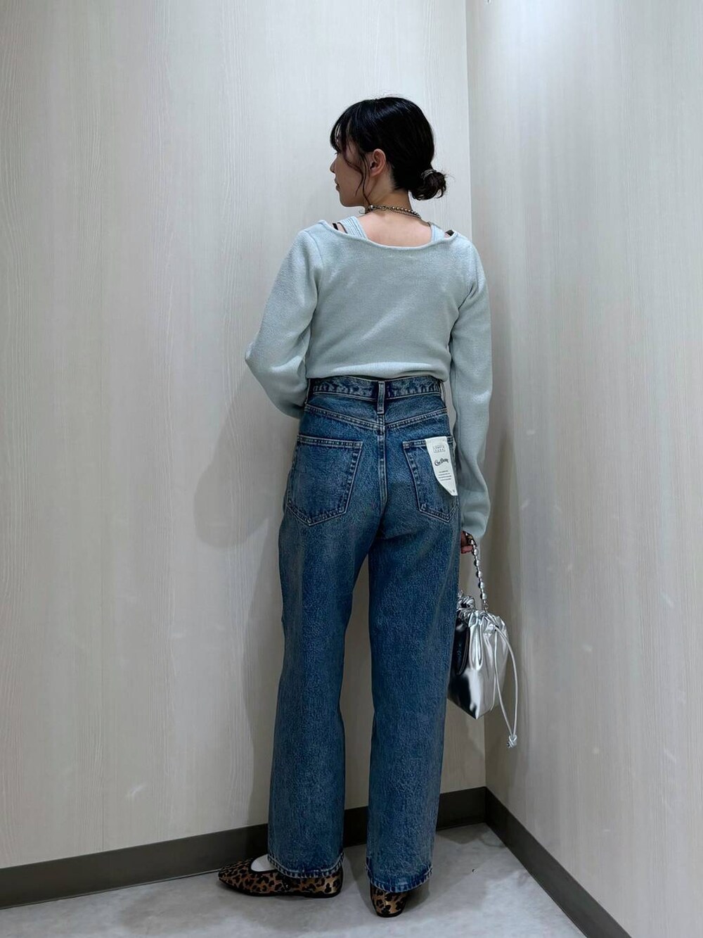 「カジュアル、差し色コーデ、個性派、ローリーズスタイル_LOWRYS FARM、大人女子カジュアル_LOWRYS FARM、骨格ナチュラル、LOWRYS FARM、春コーデ」｜「LOWRYS FARMのＣＯＮＥ／アシメデニムパンツ 252606（デニムパンツ、ブルー系）」を使った、おかゆ❤︎彡さん（レディース・158cm）の冬コーディネートの3枚目の写真
