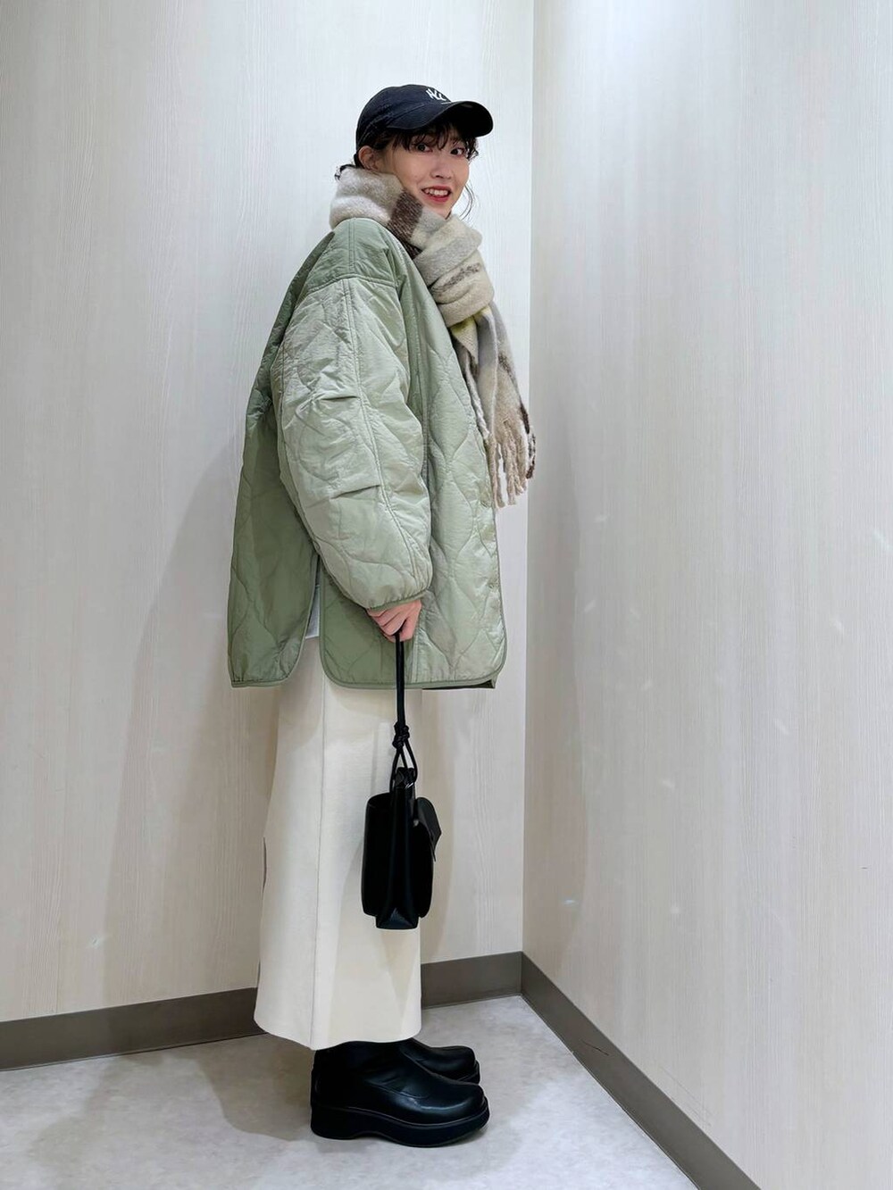 「カジュアル、差し色コーデ、個性派、ローリーズスタイル_LOWRYS FARM、LOWRYS FARM、大人女子カジュアル_LOWRYS FARM、冬コーデ、ストール、マフラー、スウェット、スカート、ブーツ、アウター、キャップ、スポーティ」|「LOWRYS FARMの2ポケミニショルダーBAG 171119(ショルダーバッグ、ブラック系)」を使った、おかゆ❤︎彡さん(レディース・158cm)の秋コーディネートの3枚目の写真