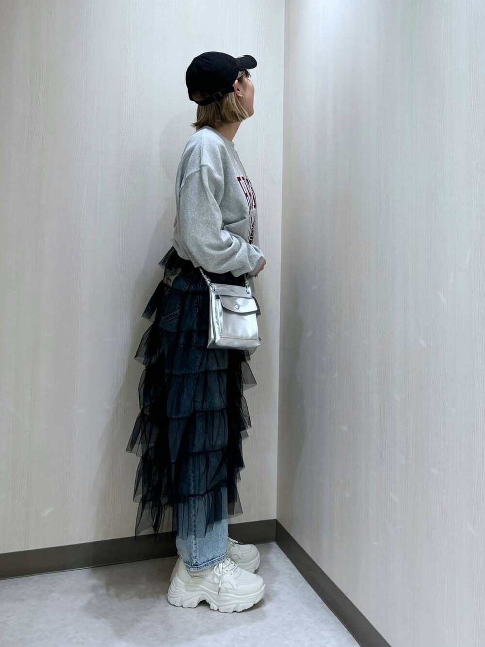 「カジュアル、差し色コーデ、個性派、ローリーズスタイル_LOWRYS FARM、LOWRYS FARM、大人女子カジュアル_LOWRYS FARM、デニムパンツ、スニーカー、キャップ」|「LOWRYS FARMの2ポケミニショルダーBAG 171119(ショルダーバッグ、シルバー系)」を使った、おかゆ❤︎彡さん(レディース・158cm)の冬コーディネートの2枚目の写真