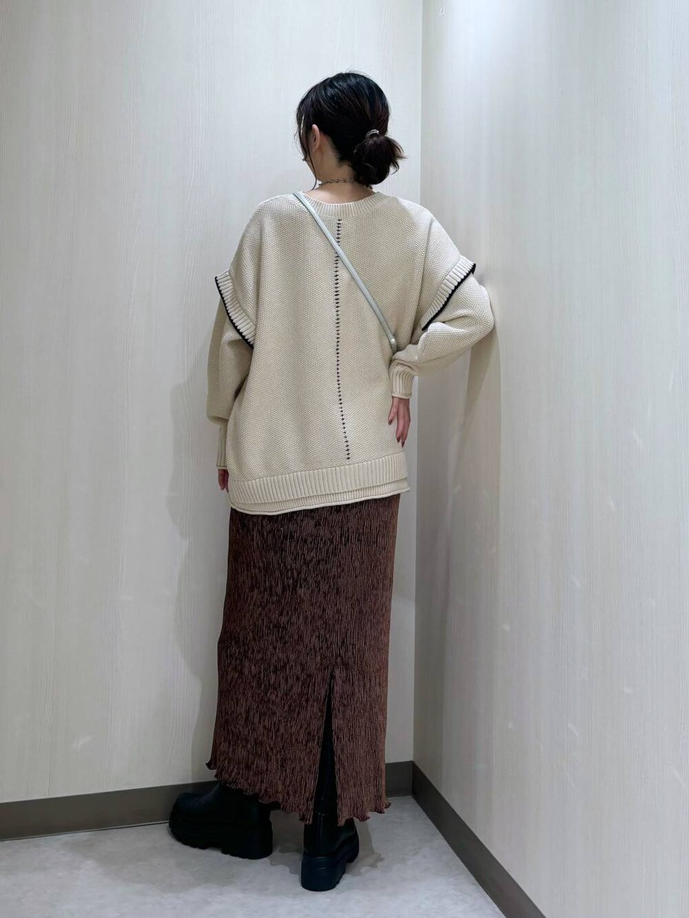 「ローリーズスタイル_LOWRYS FARM、LOWRYS FARM、大人女子カジュアル_LOWRYS FARM、ニット、スカート、カジュアル、差し色コーデ、個性派」｜「LOWRYS FARMの２WAYステッチプルオーバーLS　116684（ニット/セーター、ホワイト系）」を使った、おかゆ❤︎彡さん（レディース・158cm）の冬コーディネートの3枚目の写真