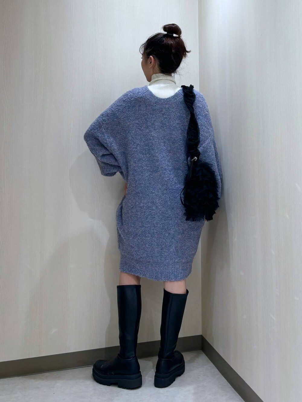 「カジュアル、差し色コーデ、個性派、ローリーズスタイル_LOWRYS FARM、LOWRYS FARM、大人女子カジュアル_LOWRYS FARM、ワンピース、ニット、ブーツ、ショートパンツ」|「LOWRYS FARMのストレッチロングブーツ 163867(ブーツ、ブラック系)」を使った、おかゆ❤︎彡さん(レディース・158cm)の冬コーディネートの3枚目の写真