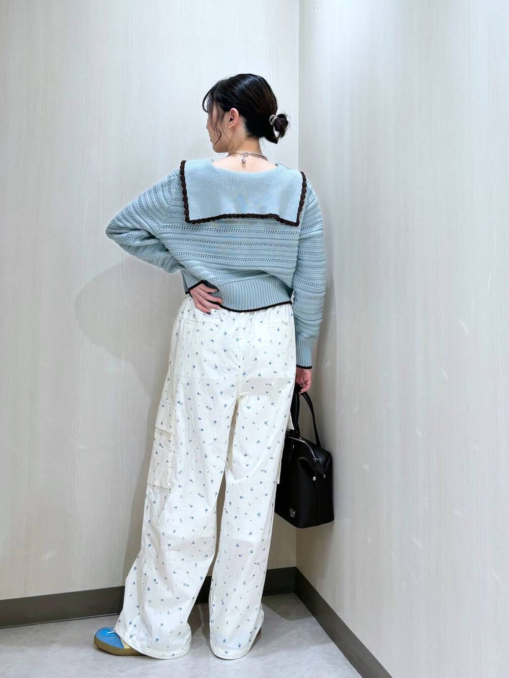 「カジュアル、差し色コーデ、個性派、ローリーズスタイル_LOWRYS FARM、LOWRYS FARM、大人女子カジュアル_LOWRYS FARM、カーディガン、春コーデ」｜「LOWRYS FARMのLFビックボストンBAG 253093（ショルダーバッグ、ブラック系）」を使った、おかゆ❤︎彡さん（レディース・158cm）の冬コーディネートの2枚目の写真