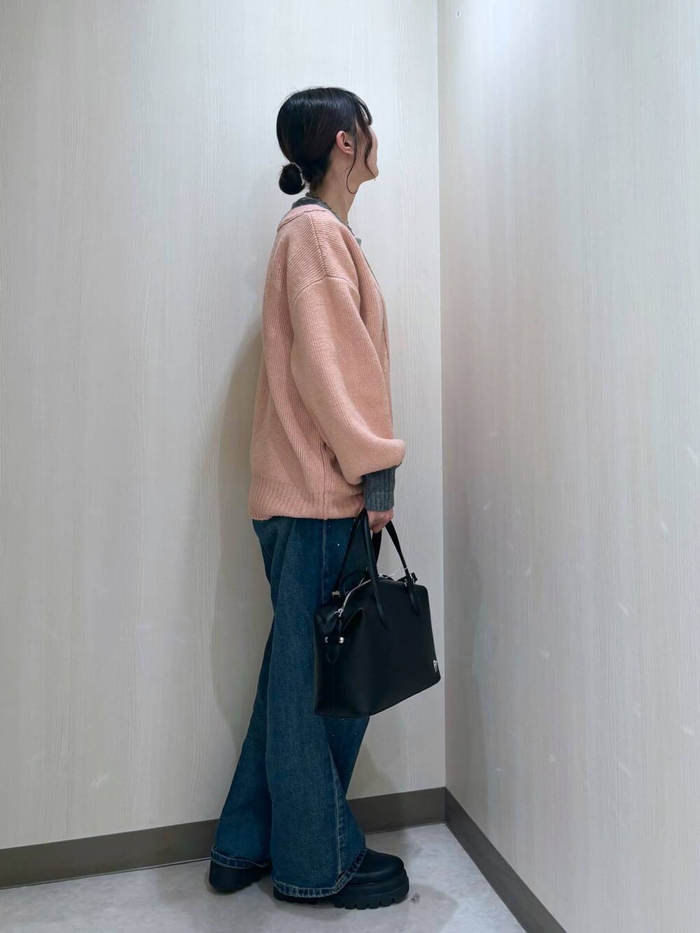 「カジュアル、差し色コーデ、個性派、ローリーズスタイル_LOWRYS FARM、LOWRYS FARM、大人女子カジュアル_LOWRYS FARM、カーディガン、デニムパンツ」｜「LOWRYS FARMのビジューデニムパンツ　115247（デニムパンツ、ブルー系）」を使った、おかゆ❤︎彡さん（レディース・158cm）の冬コーディネートの2枚目の写真