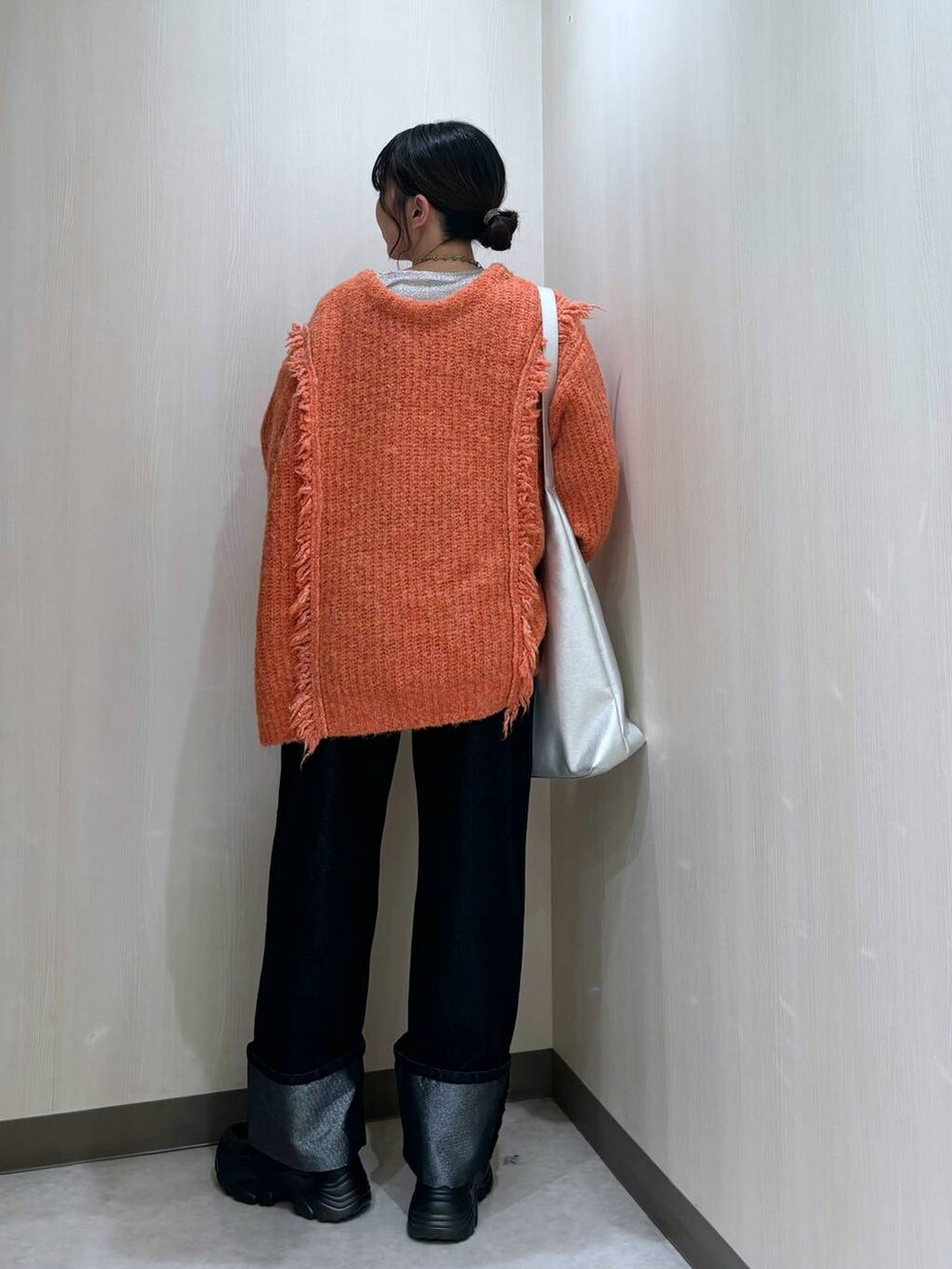 「カジュアル、差し色コーデ、個性派、ローリーズスタイル_LOWRYS FARM、LOWRYS FARM、大人女子カジュアル_LOWRYS FARM、ニット、デニムパンツ」|「LOWRYS FARMのヤワラカルイ2WAYショルダーBAG 115210(ショルダーバッグ、シルバー系)」を使った、おかゆ❤︎彡さん(レディース・158cm)の冬コーディネートの2枚目の写真