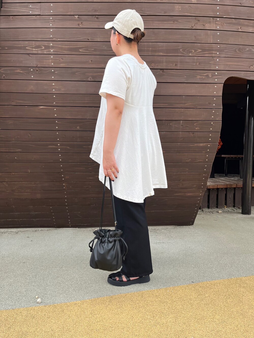 「お出かけコーデ、サンダル、シンプルスタイル、夏服、プチプラコーデ、お洒落さんとつながりたい、しまむら、巾着バッグ、GU、ootd、キャップ」｜「GUのアイテム（スラックス、ブラック系）」を使った、YAMAMIさん（レディース・159cm）の春コーディネートの2枚目の写真