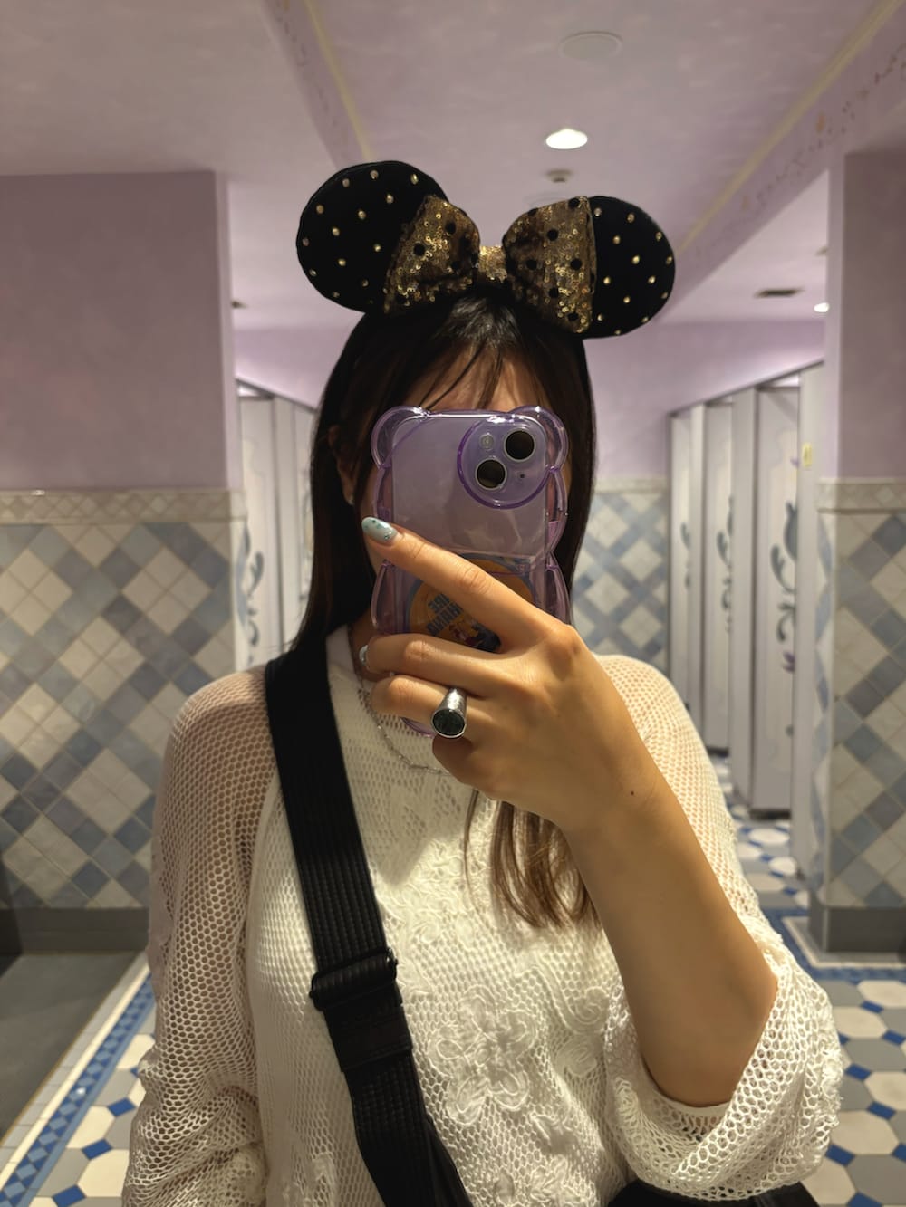 ホワイト系のTシャツ/カットソー、ホワイト系のカーゴパンツ、ブラック系のスニーカーを着用したレディースの夏コーディネートの2枚目の写真