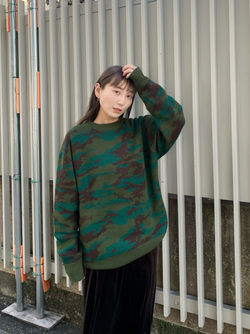 「ニット、ワンピース、メンズライク、ユニセックス、Kastane、カモ柄、カジュアルコーデ、着回しコーデ、WHIMSIC、グリーン、ブラウン」｜「Kastaneのカットベロアキャミワンピース（ワンピース、ブラック系）」を使った、nakao takakoさん（レディース・159cm）の秋コーディネートの2枚目の写真