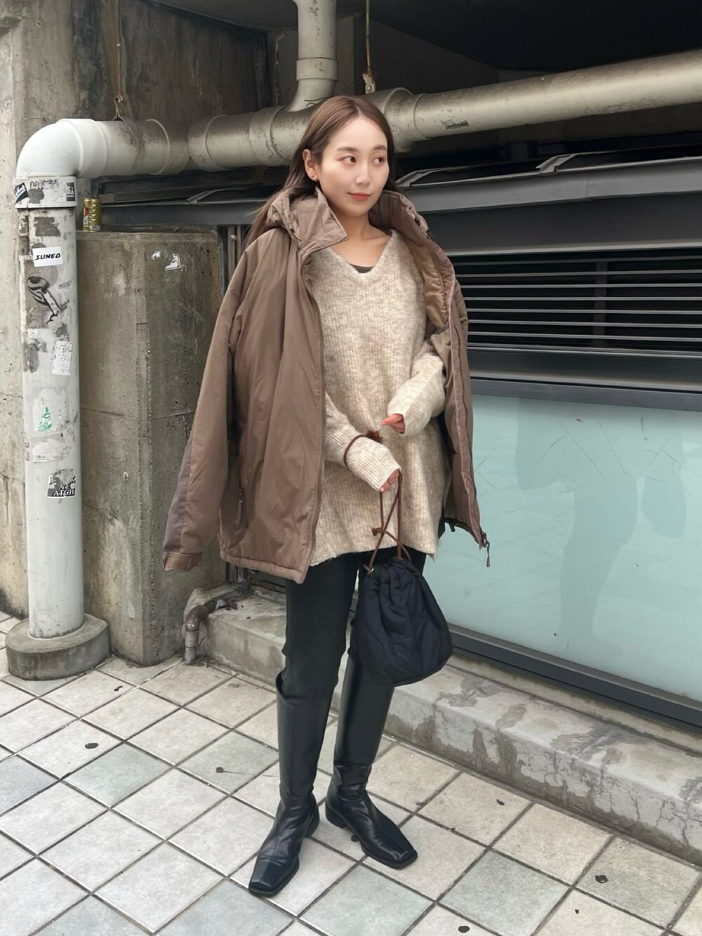 「冬のコーデ、あったかコーデ、ダウンジャケット、ダウンコート、服とコスメでなりたい自分に、ラクチンコーデ、ゆったりコーデ、ショートダウン、Kastane」｜「WHIMSICの【UNISEX/サイズ展開あり】USMCパディングジャケット（ダウンジャケット/コート、ブラウン系）」を使った、nakao takakoさん（レディース・159cm）の冬コーディネートの2枚目の写真