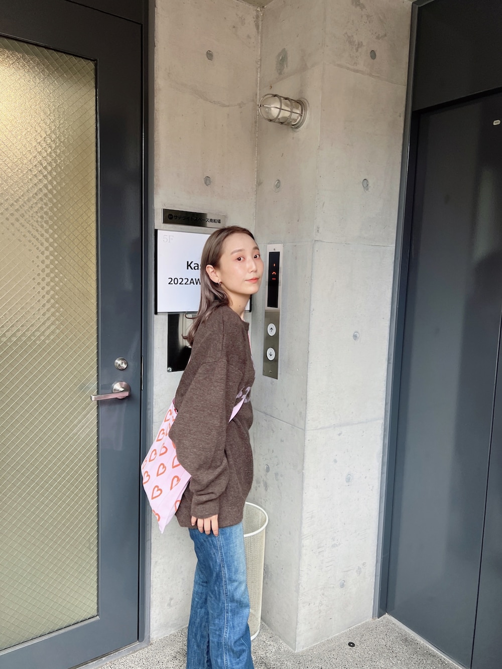 「Kastane、WHIMSIC、ニット、ロングニット、ストリート、お出かけコーデ、大人カジュアル」｜「WHIMSICの【WHIMSIC】ロゴニットプルオーバー（ニット/セーター、ホワイト系）」を使った、nakao takakoさん（レディース・159cm）の秋コーディネートの2枚目の写真