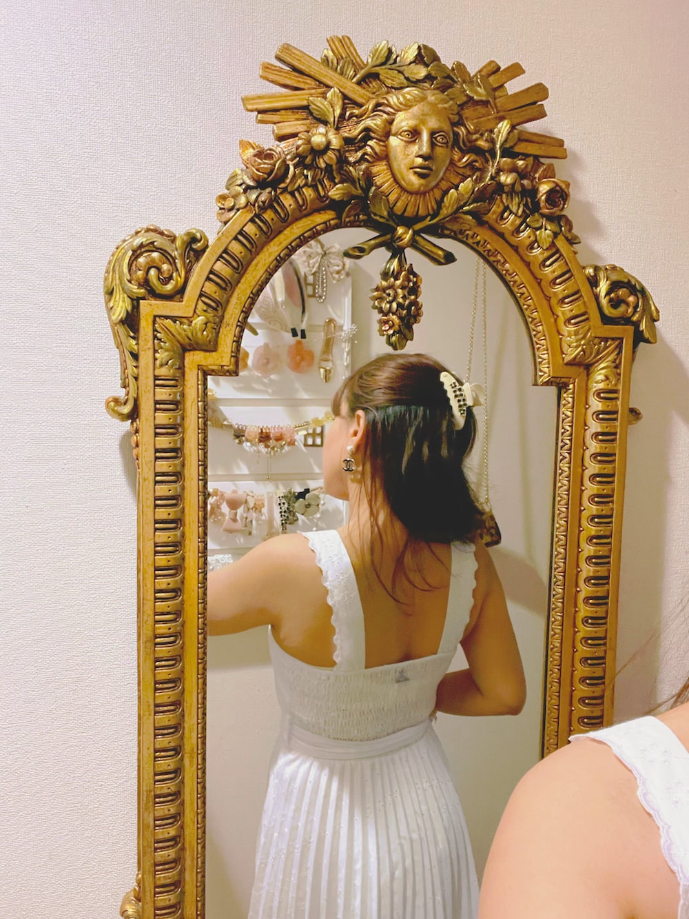 ホワイト系のワンピース、ピンク系のベスト、ベージュ系のトートバッグを着用したレディースの夏コーディネートの2枚目の写真