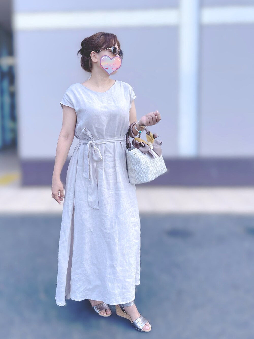 ベージュ系のサンダル、ベージュ系のトートバッグ、シルバー系のブレスレットを着用したレディースの夏コーディネートの2枚目の写真