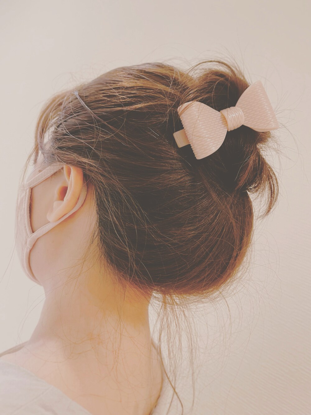 ベージュ系のサンダル、ベージュ系のトートバッグ、シルバー系のブレスレットを着用したレディースの夏コーディネートの3枚目の写真