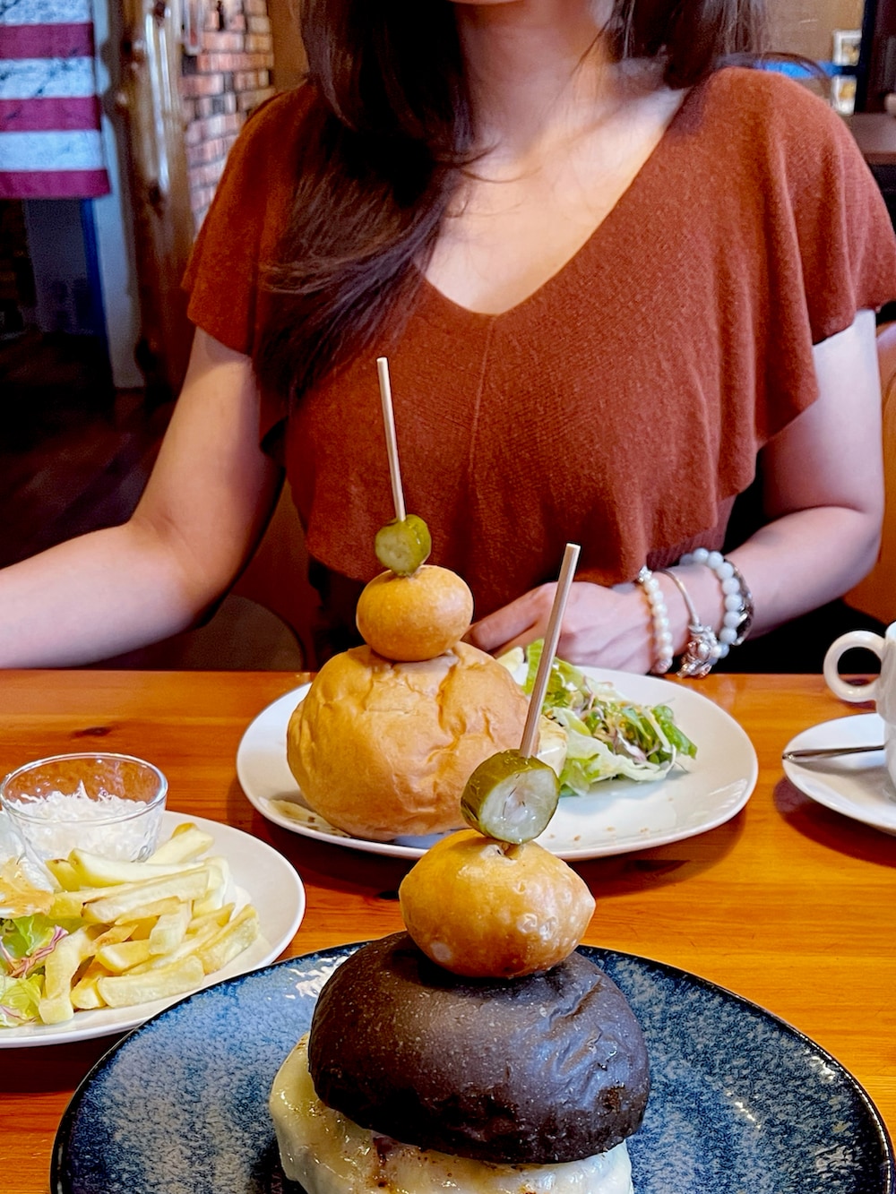 ブラウン系のワンピース、その他のハンドバッグ、その他のパンプスを着用したレディースの秋コーディネートの3枚目の写真