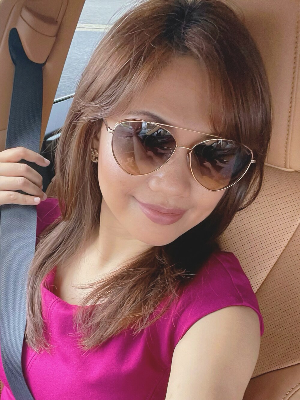 ブルー系のハンドバッグ、ピンク系のパンプス、ピンク系のワンピース/ドレスを着用したレディースの夏コーディネートの3枚目の写真