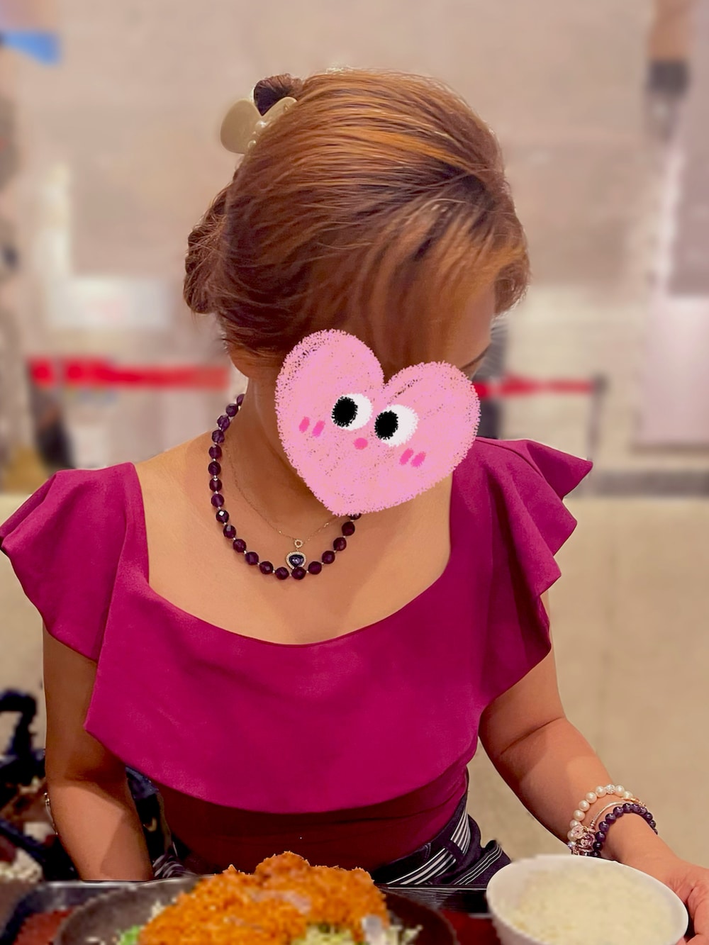 ブルー系のハンドバッグ、ブルー系のデニムスカート、ピンク系のトップスを着用したレディースの夏コーディネートの2枚目の写真