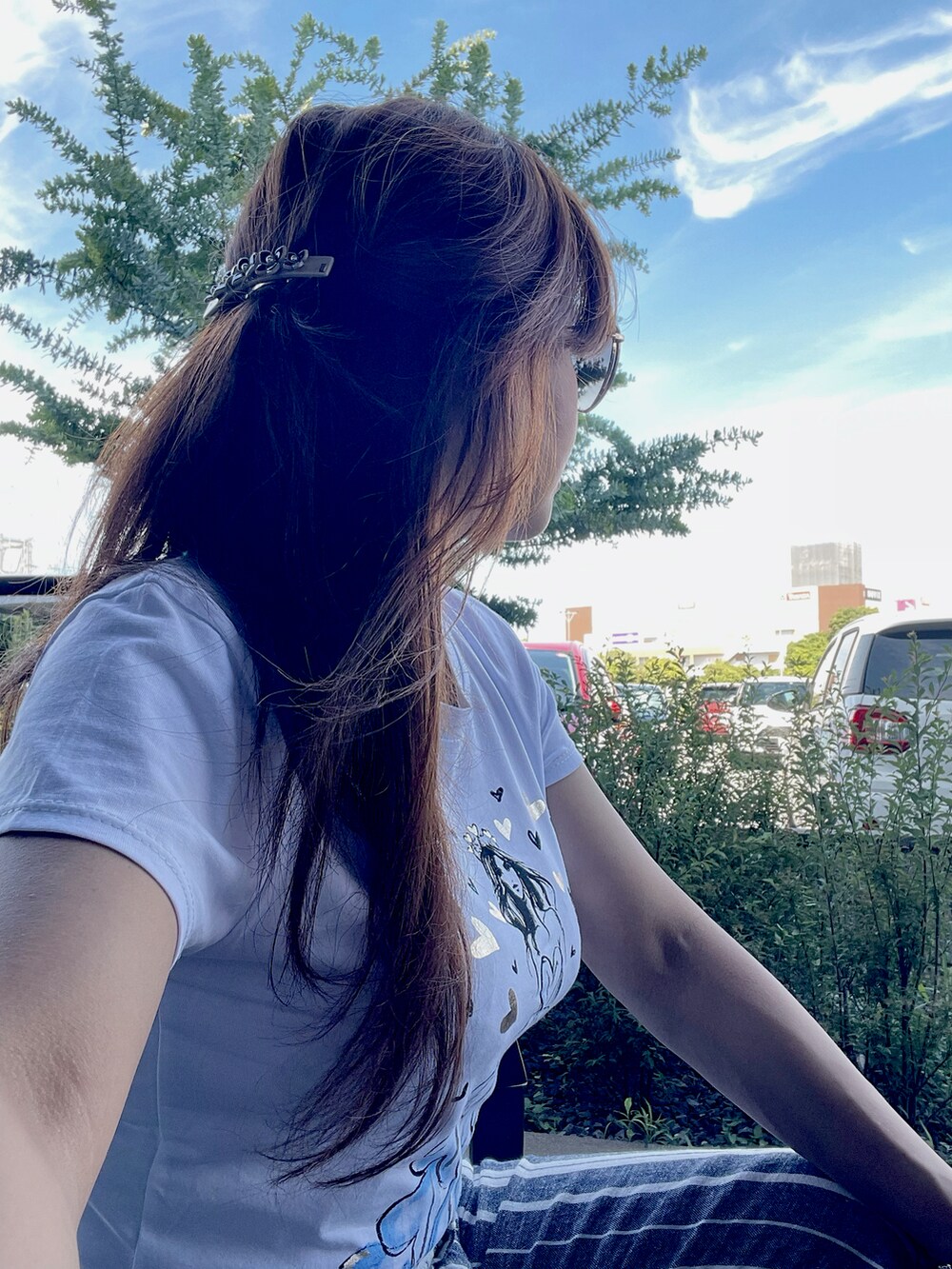 ブルー系のパンツ、ブルー系のシューズ、ブルー系のハンドバッグを着用したレディースの夏コーディネートの2枚目の写真